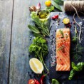 /album/fotogaleria/a29035588-parte-deliciosa-del-filete-de-salm-n-fresco-con-hierbas-arom-ticas-especias-y-verduras-comida-sana-jpg/